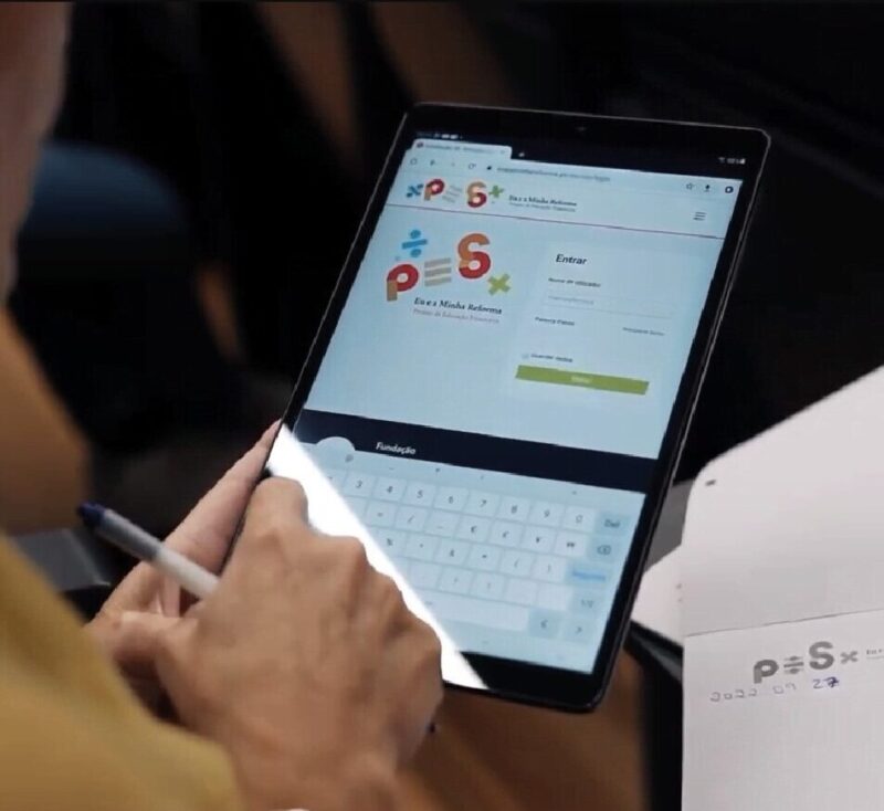 Utilizador a usar a plataforma Eu e a Minha Reforma em um Tablet